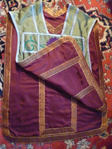 Reversible silk travel vestment.